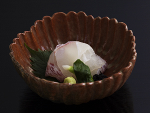 表千家不審菴：向付　花形向付　樂一入　造