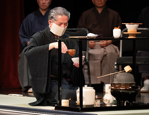 献茶式に臨まれる千宗左お家元宗匠