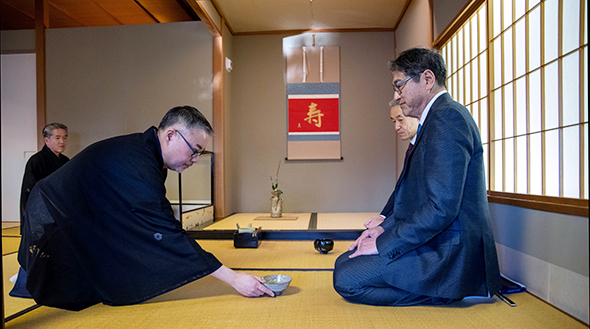 猶有斎宗匠によるお点前(大使公邸茶室悠々庵)